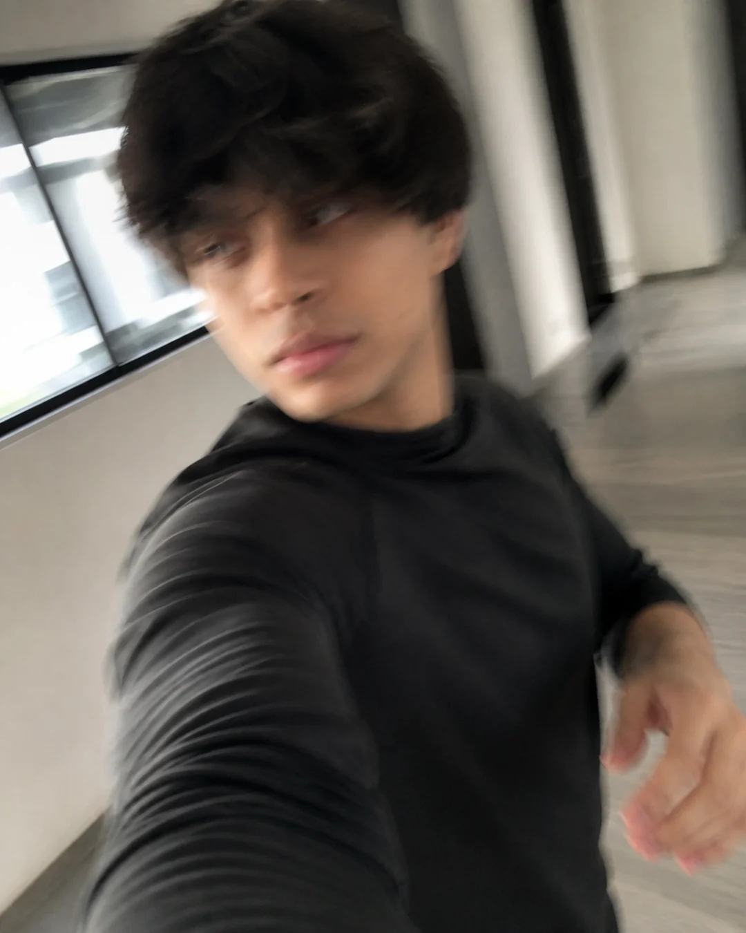 Accidental Motion-Blur Smartphone Selfie AI Prompt, image 2