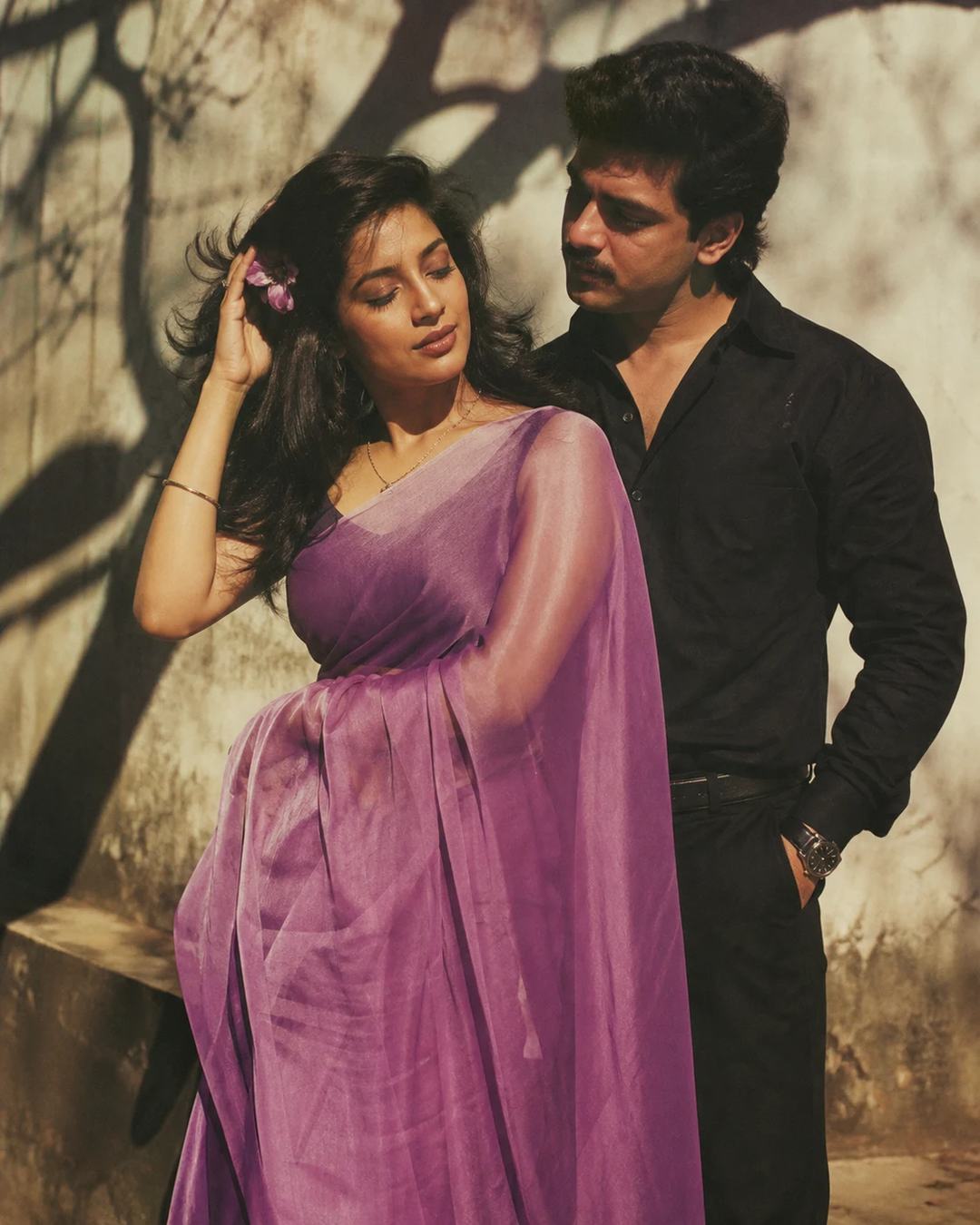 Retro Purple Chiffon Saree Couple Photo Prompt — image 3