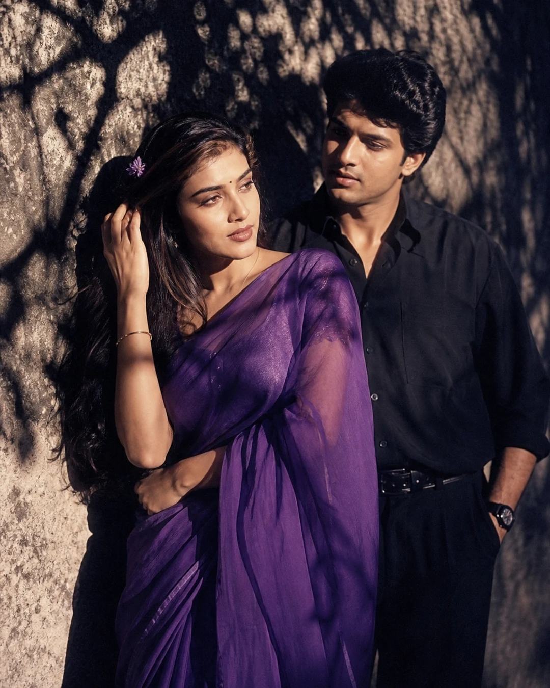 Retro Purple Chiffon Saree Couple Photo Prompt — image 2