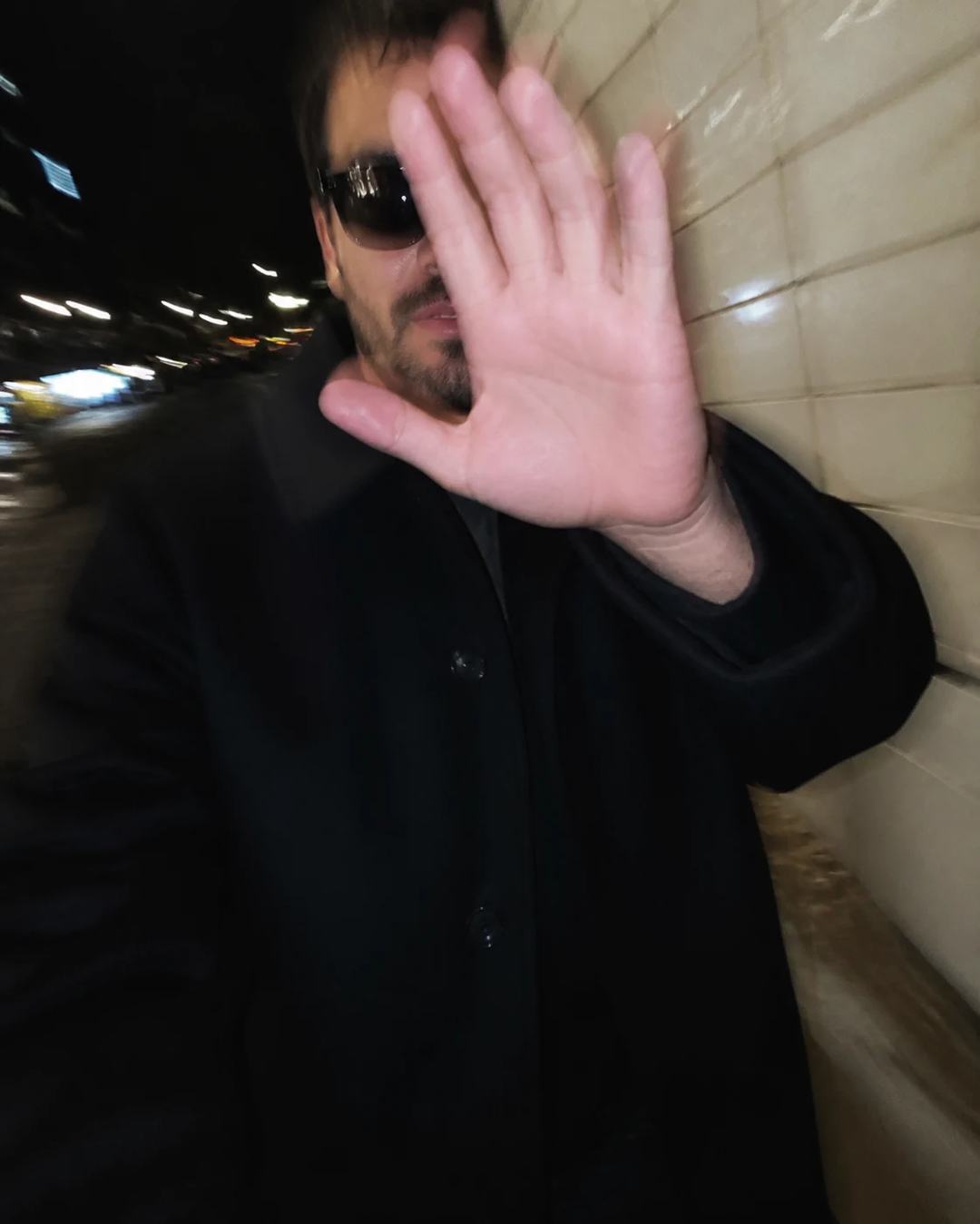 Nighttime Avoiding Camera Smartphone Selfie Prompt, image 4