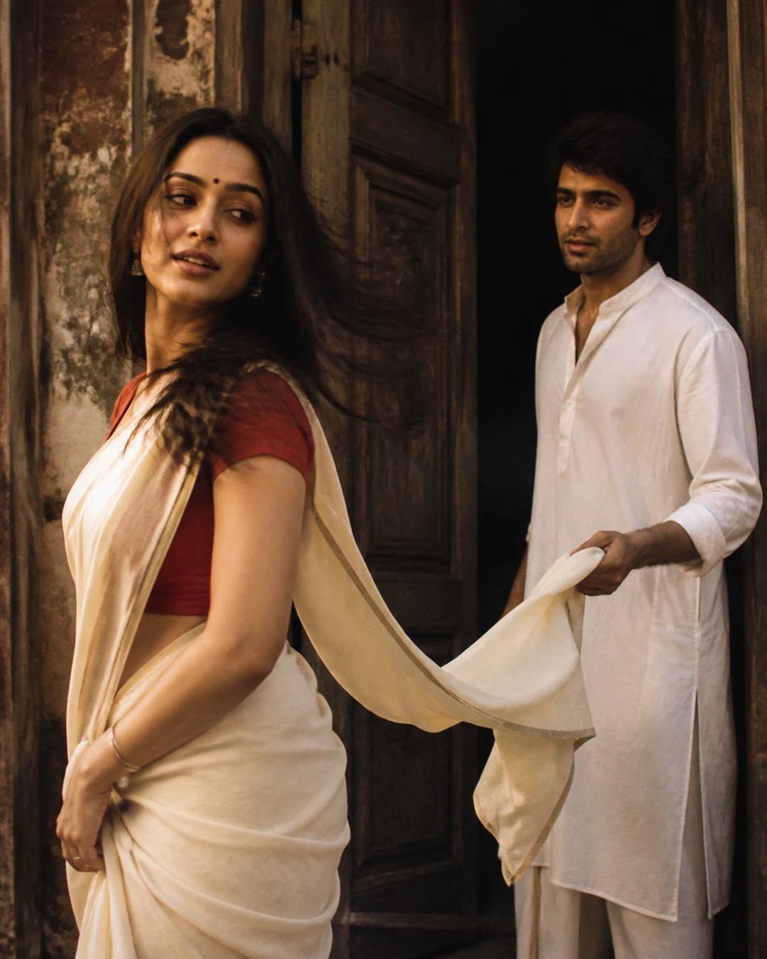 Retro Off-White Saree Romantic Couple Photo Prompt — image 2