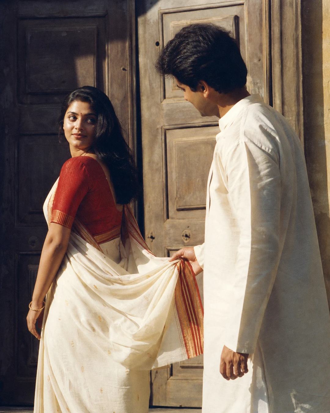Retro Off-White Saree Romantic Couple Photo Prompt — image 3