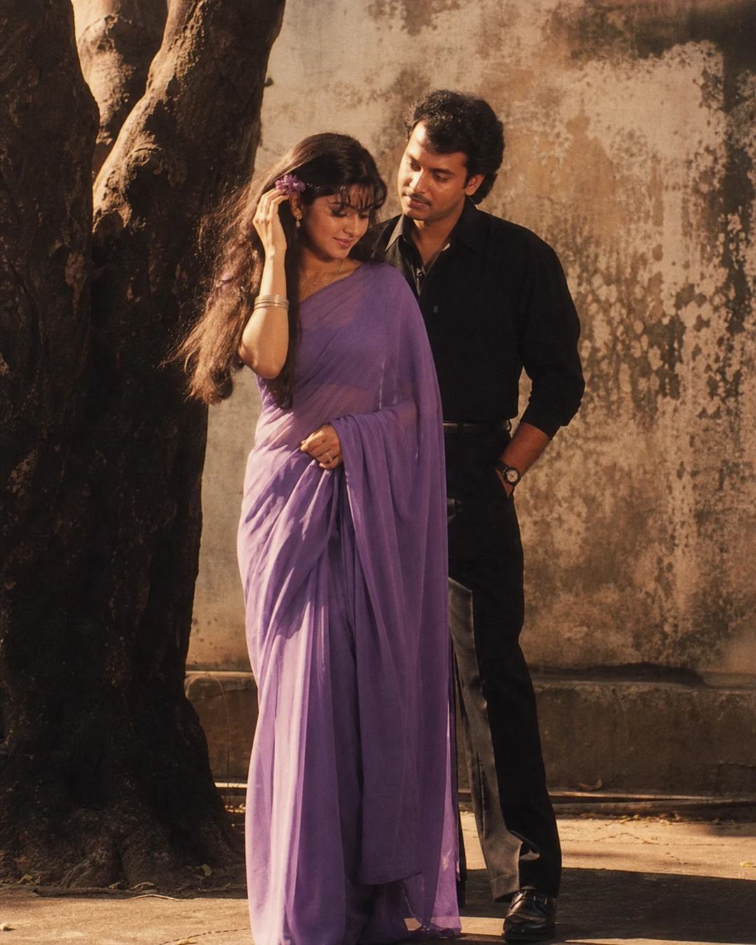 Retro Purple Chiffon Saree Couple Photo Prompt — image 4