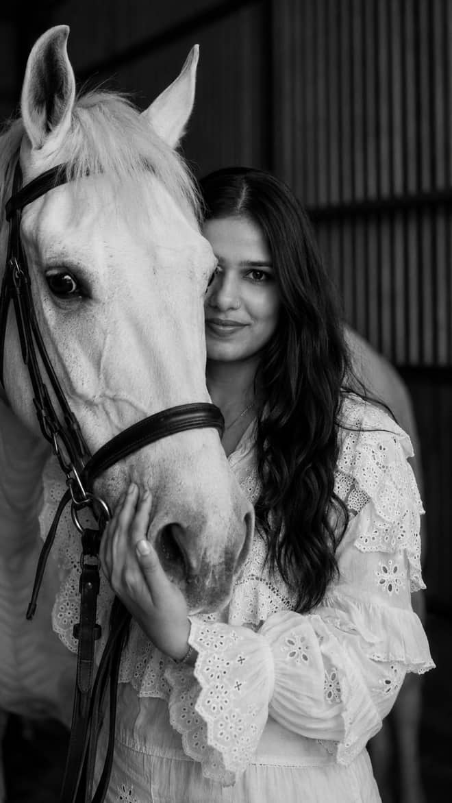 B&W Horse Portrait – Gemini AI Photo Prompt