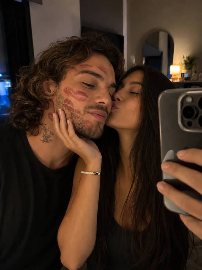 Kiss Marks Couple Selfie – Gemini AI Photo Prompt
