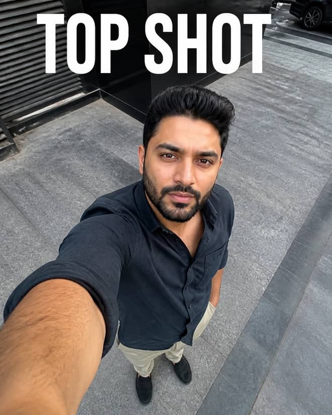 Overhead Wide-Angle Smartphone Selfie Photo Prompt